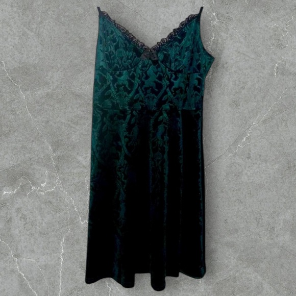 Emerald Velvet Killstar Dress - Picture 2 of 9